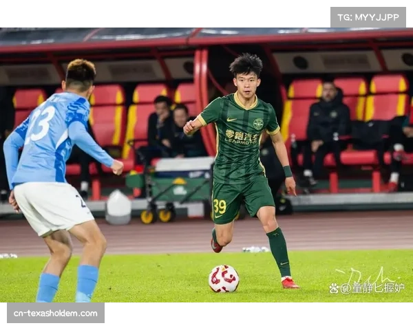 浙江队王钰栋梅开二度后右小腿伤退 自行走上大巴显示伤势不算严重 浙江队王钰栋梅开二度后右小腿伤退 自行走上大巴显示伤势不算严重